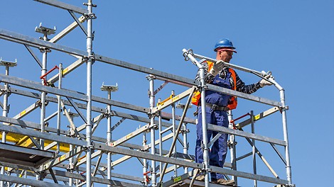 The standing assembly of the PERI UP Flex MDS shoring towers, which are up to 6 m high and connected, is done safely with a guardrail in advance.