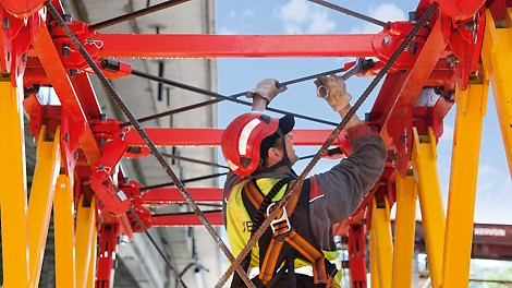 Bolted connections reduce assembly time during installation. The centric bracing connection ensures a high load-bearing capacity.