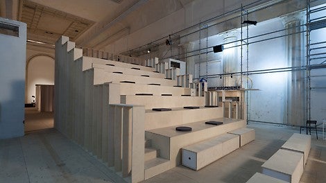 Каркас трибуны собран из системы промышленных лесов PERI, сверху обшит фанерными листами для удобства зрителей.