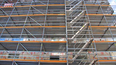 PERI UP Rosett Flex –telineet toimivat julkisivutelineinä tässä asuntokohteessa.