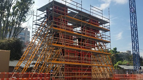 Columna en forma de V de 10.5m de altura formada lateralmente con el versátil sistema de encofrado TRIO, e internamente con encofrado VARIO GT-24 y soportada con VARIOKIT y sistema de alta capacidad de carga MULTIPROP. Para la colocación del concreto y el fácil armado del encofrado se empleó andamio PERI UP.