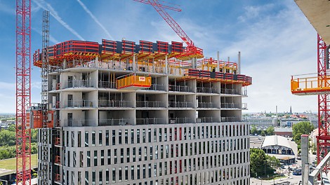 Projektspezifisch geplante und gefertigte Ecktische komplettierten die VARIODECK Deckentischlösung an den gerundeten Eckbereichen. Darunter dienten RCS MP Ausfahrbühnen als temporärer Lagerbereich für das Umsetzen von Lasten mit dem Kran.