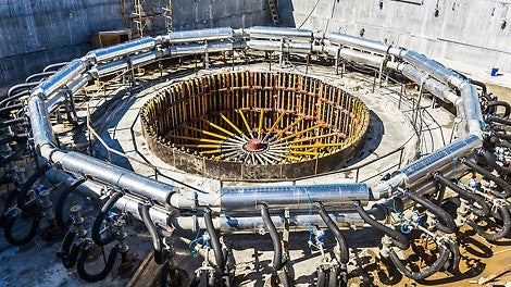 Задача проекта заключалась в разработке решения для одностороннего бетонирования радиальных стен внутренним диаметром 9,2 м. Для этого клиенту был предложен индивидуальный план, включающий проектирование и производство специальных элементов, а также нестандартную комбинацию систем PERI с учетом условий объекта.