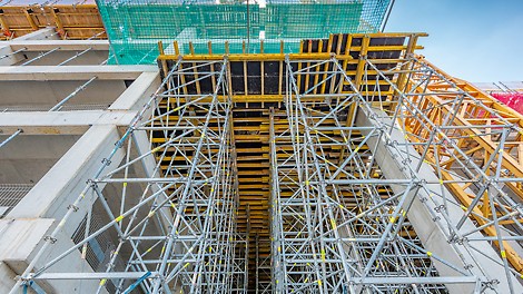 Wysokie podparcia belek oraz stropów przy użyciu wież podporowych PERI okazały się łatwym w montażu, lekkim i bezpiecznym rozwiązaniem dla tej budowy.