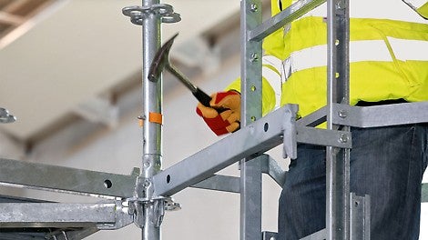 Zugänge zu hochgelegenen Plattformen. Einhängen des Leiteraufstiegs mit Kran, danach Keile festschlagen.