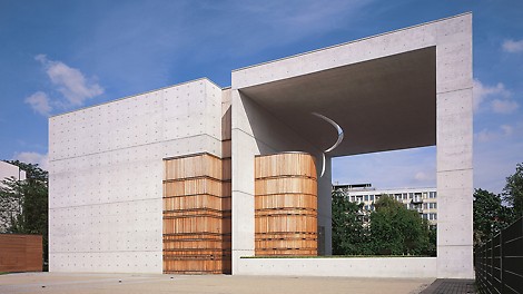 St. Canisius Kirche, Berlin, Deutschland - Der moderne Stahlbetonbau zeichnet sich durch genau definierte Anforderungen bei den sichtbar bleibenden Betonoberflächen aus.