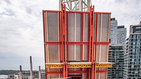 The screens come in two types: as single rail system, which is easy to transport and store with adjustable folding platforms, and as framework system, designed for heavier loads and more flexibility.