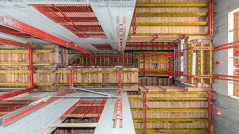 The PERI climbing formwork solution for the high-rise core was based largely on the crane-independent working RCS Rail Climbing System, combined with a self-climbing ACS Platform Unit as well as crane-climbed CB Climbing Platforms and BR Shaft Platforms.