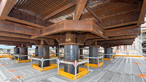 Safe working platforms without tripping hazards; scaffolding installation to accommodate plant components can be systematically and flexibly carried out, i.e. without time-consuming on-site tube and coupling assembly, in 25 cm increments.