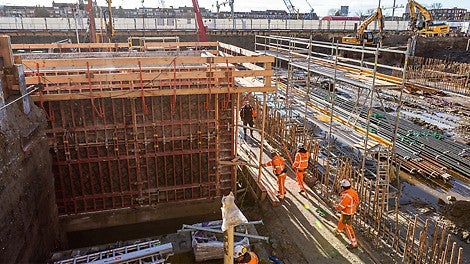 Bij de bouw van de commerciële ruimte is gebruik gemaakt van grote hoeveelheden MAXIMO paneelbekisting van PERI.