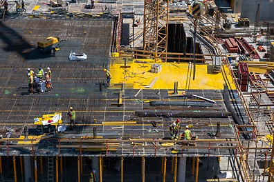 SKYDECK Deckenschalung - Das geringe Gewicht der Paneele, die handlichen Abmessungen und die praxisgerechte Konstruktion der Systembauteile sorgen für ermüdungsfreies und ergonomisches Arbeiten.