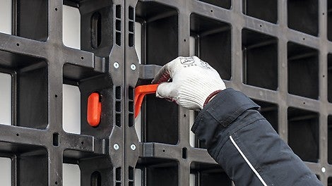 Ein besonders gutes Beispiel für einfach bedienbare Systembauteile ist der DUO Verbinder. Sein Design und die dazu passende Form der Öffnungen in den Paneelen erlauben nur eine einzige Möglichkeit des Einbaus.