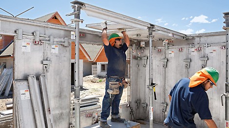 Manual shuttering is possible with the light-weight aluminum UNO elements; sealing profiles prevent the leaking of concrete slurry.