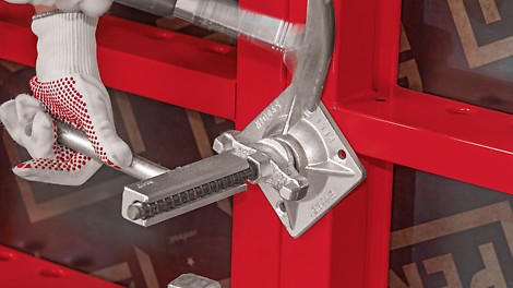 Klucz do ściągów PERI zapobiega obracaniu się ściągu DW 15 podczas montażu i demontażu deskowania.