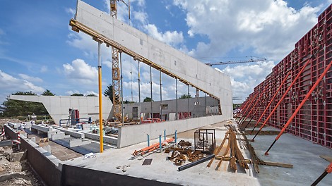 Die Dreifachhalle am Nordrand der Schwäbischen Alb ist gekennzeichnet durch eine moderne Architektur mit einer offen gestalteten Raumaufteilung und großen Glasflächen.