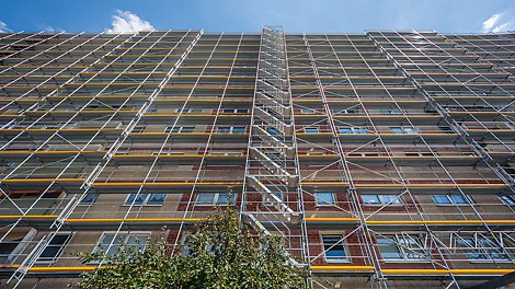 Wohngebäudesanierung Silberhöhe, Halle (Saale): Mit PERI UP Easy ließen sich dank des integrierten Gerüstknotens Balkonvorsprünge einfach umbauen und ein außenliegender Treppenlauf direkt an das Fassadengerüst anschließen – nahezu ohne aufwendige Kupplungsarbeiten und ohne Stolperfallen bei der Gerüstnutzung.