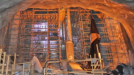 PERI UP Flex –telineiden peittämästä aukosta kulkee nykyään liukuportaat asematunneliin.