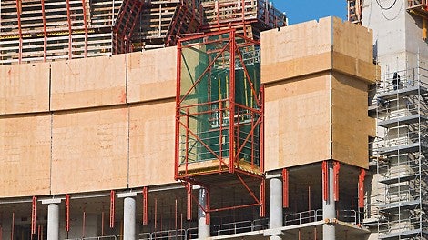 O painel de proteção de escalada RCS da PERI forneceu proteção completa e segurança contra quedas para os andares superiores em construção, enquanto o elevador integrado RCS garantiu o transporte de materiais independente de guindaste.
