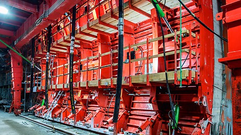 Kontrola cilindara i točkova za pomeranje konstrukcije se obavlja sa jednog komandnog mesta pomoću hidraulike što značajno doprinosi jednostavnosti i brzini rada.