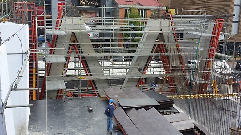 Desde la primera losa del edificio se puede apreciar el acabado del concreto de la columna M/W y su magnitud.