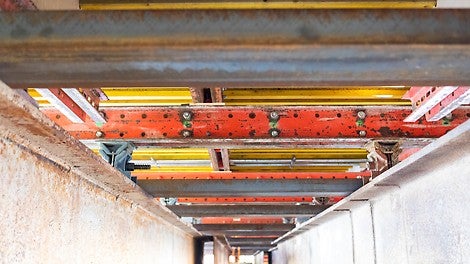 Op de onderconstructie zijn reeds de stalen profielen aangebracht waar de ontkistingswagen over gereden kan worden.