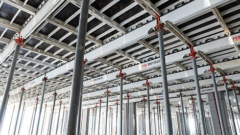 La cassaforma SKYDECK ha permesso di ottimizzare i cicli di getto dei solai, sia in calcestruzzo pieno sia prefabbricati con travi ribassate, grazie al suo sistema di disarmo parziale anticipato 