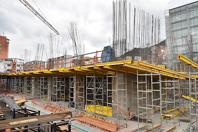 Encofrado para losas con vigas MULTIFLEX, en combinación con torres de carga ST-100