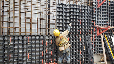Crane-free assembly of formwork