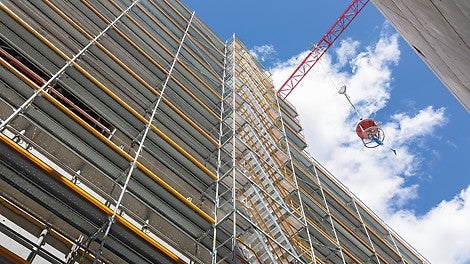 Baubegleitende Einrüstung: Nahezu 20.000 m² PERI UP Fassadengerüst inklusive notwendiger Treppenzustiege auf bis zu 22 m Höhe sind Bestandteil der baubegleitenden Gerüstbauarbeiten auf engstem Raum.