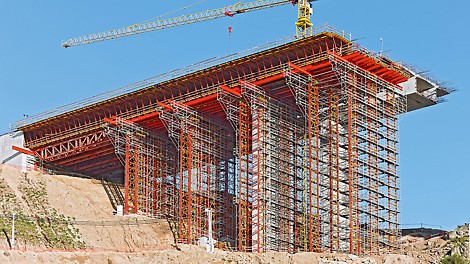 Motorway bridge over the Rio Sordo, Vila Real, Portugal - Up to 30 m high VARIOKIT VST heavy-duty shoring towers served as falsework for the construction of the bridge edge sections. Each leg carried a load of around 600 kN.