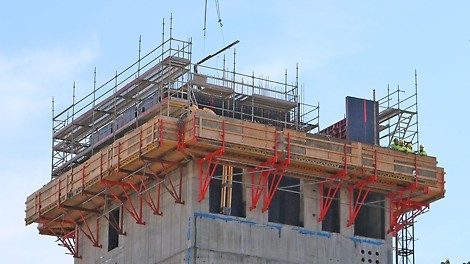 PERI CB-kiipeämiskonsoli takaa turvalliset työskentelyolosuhteet seinämuottien kanssa kaikissa korkeuksissa. 