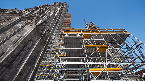 An der Fassade vom Ulmer Münster augestelltes PERI UP Gerüst.