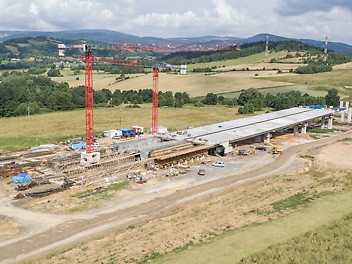 Mit dem VARIOKIT TaktschiebeSystem VIL lassen sich Außen-, Innen- und Deckenschalungen von Brücken im Taktschiebeverfahren systematisch und wirtschaftlich herstellen.