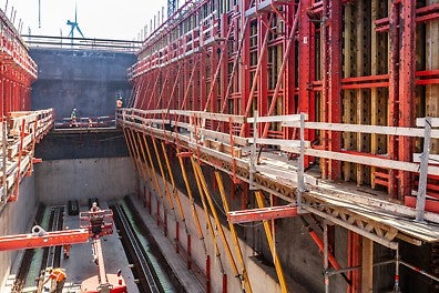 De sluiswanden zijn 13,70 meter hoog en worden in drie stortfases opgetrokken.