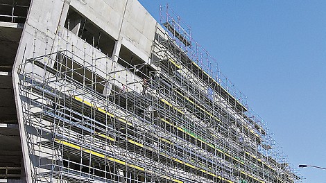 The flexible PERI UP makes facade scaffolding also possible for complex types of architecture with cantilevers or inclined outer walls. Due to the flexible Rosett nodes and ledgers and decks in 25-cm increments, hardly any additional couplers are necessary. 