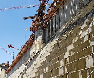 With the SKS climbing system, the loads from the fresh concrete pressure were transferred without formwork ties via the brackets into the scaffold anchoring.