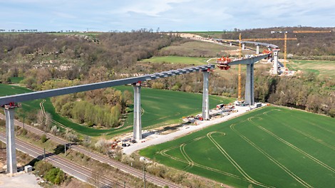 Wichtiger Bestandteil der PERI Komplettlösung ist das erstmalig in Deutschland eingesetzte VARIOKIT Freivorbaugerät VBC.