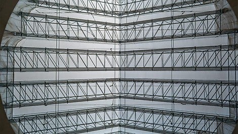 For realizing the enormous span of 36.50 m, the LGS Weather Protection Roof was securely braced.