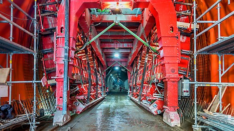 Jednostavna montaža armature sekundarne obloge korišćenjem laganih armiračkih kolica.