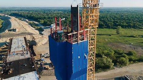 Система RCS может использоваться как в качестве подмостей с опалубкой, так и в качестве ветрозащитных панелей.