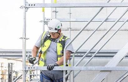 Die PERI UP Horizontalriegel verfügen nun über drei Bohrungen. Dies ermöglicht Ihnen, mehrere Riegeldiagonalen in einem Horizontalriegel einzubauen, um höhere horizontale Lasten in einem Gerüstfeld abzutragen. Mehr Informationen zu den weiteren Optimierungen im Handling erhalten Sie bei Ihrem Fachberater.