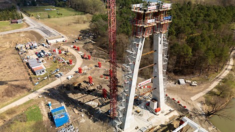 Budowa mostu przez rzekę San w Sanoku.