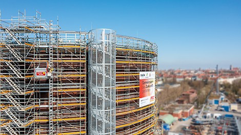 Die Gerüstanpassung an die räumlichen Gegebenheiten erfolgten weitestgehend mit Systembauteilen, somit ohne zeitaufwendige Rohr-Kupplungsmontagen.