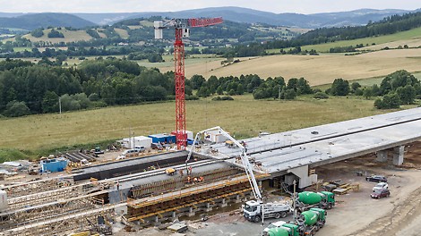 The Expressway S3 in western Poland, with a total length of 480.70 km, runs in a southerly direction from the port of Świnoujście to the border between Poland and the Czech Republic. PERI provided support for the section between Legnica and Lubawka. For the construction of the three bridge structures with two superstructures each, a comprehensive PERI solution proved to be the key to success and was greatly appreciated due to reduced material quantities and time-saving handling.