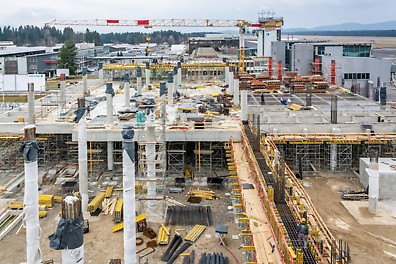 Nosivu konstrukciju objekta čini AB skelet s okruglim stupovima promjera 90 cm i međuetažnom konstrukcijom s AB gredama i AB pločom.