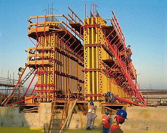System components from the VARIO GT 24 girder wall formwork system provided the ideal basis for all areas as the load-bearing GT 24 formwork girders could be used very flexibly.