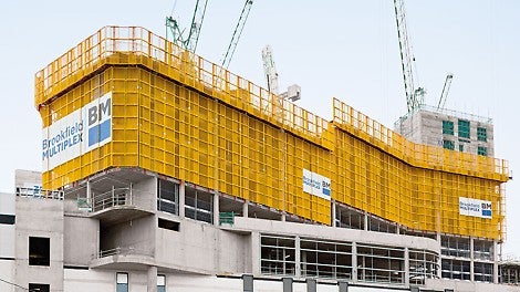 The close-meshed panels provide a safe and secure enclosure which nevertheless is still light-transmissive. Advantage and very convenient to carry out working operations in the building in daylight conditions – especially when striking the slabs.<br/>