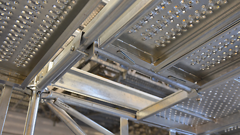 Перфорированные настилы защищены от приподнимания за счет встроенного, поворотного фиксатора.