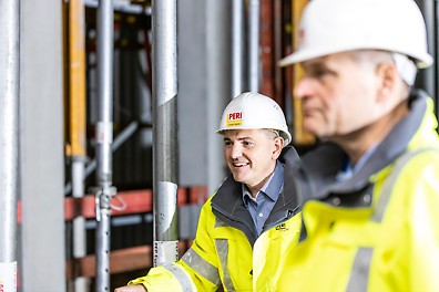 Sicherheit durch PERI Service Erfahrene Monteure, Supervisor und Ingenieure stehen der Baustelle bei Montage, Einweisung und über die Startphase hinaus mit Rat und Tat zur Seite. Das PERI Engineering sorgt für die optimale Anpassung der Schalungs- und Gerüstlösung an das Bauwerk – unsere modularen Klettersysteme können bei Bedarf mit maßgeschneiderten Sonderlösungen ergänzt werden.