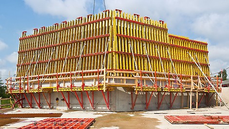 A number of technical buildings are required on the tunnel structure. The requirements include 15° inclined walls, rounded corner areas and a specific tie arrangement which have been met through the use of a customized formwork solution with Vario GT 24 girder wall formwork.